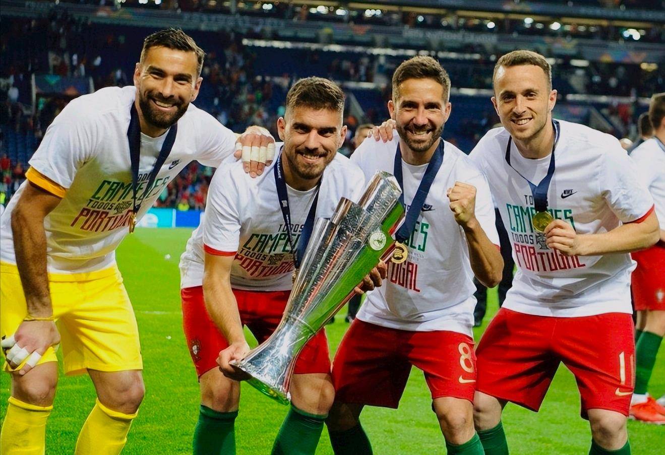 波尔图轻取AC米兰，C罗乌龙送礼世界杯